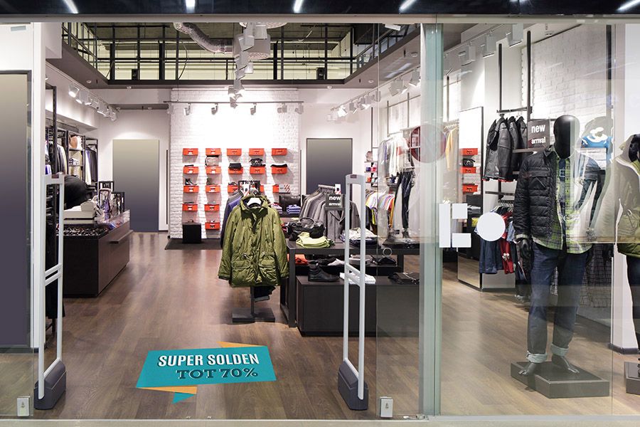 tijdelijke sticker op de vloer van een winkel